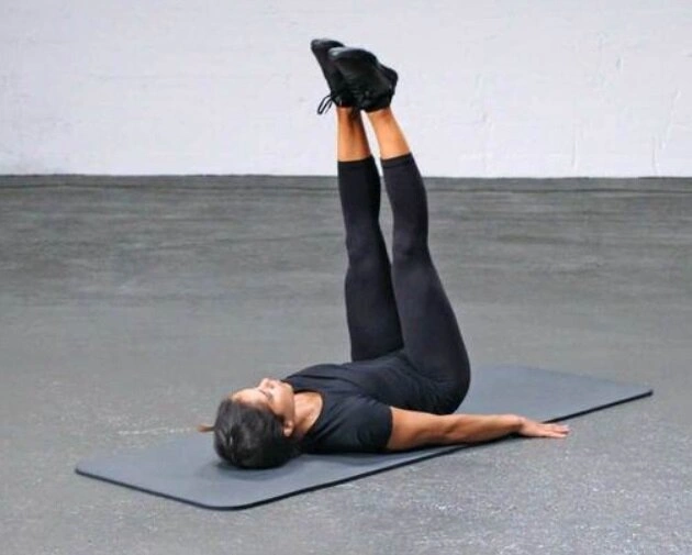 با این ۸ حرکت ورزشی شکمات تخت کن! 4 با این ۸ حرکت ورزشی شکمات تخت کن!