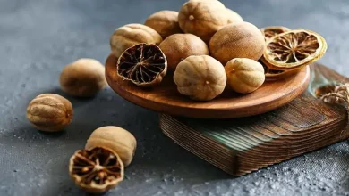 لیموها را با آب فراوان بشویید و خوب خشک کنید.