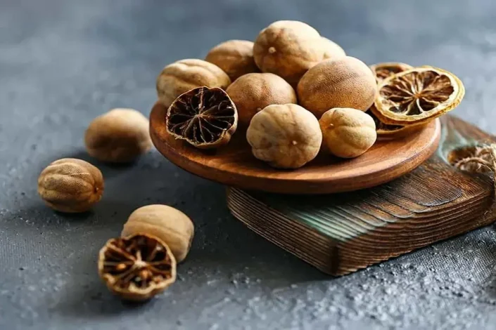 لیموها را با آب فراوان بشویید و خوب خشک کنید.