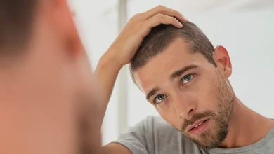 راهنمای مردان: چگونه با سفید شدن، نازک شدن و ریزش مو کنار بیاییم