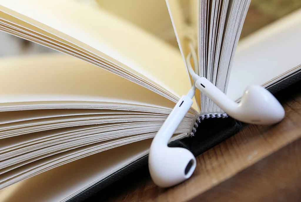تفاوت درک مغز از گوش دادن و خواندن چیست؟