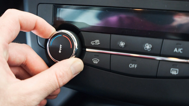 پنجره پایین یا کولر کدام یک بیش‌تر بنزین می‌سوزاند؟