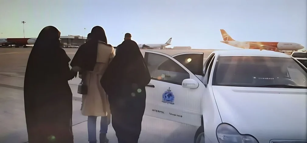 زن متهم کلاهبرداری ۵۰ هزار دلاری به کشور بازگردانده شد 1 زن متهم کلاهبرداری ۵۰ هزار دلاری به کشور بازگردانده شد