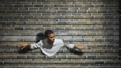 فیزیک پاسخ میدهد: چرا نمیتوانیم از دیوار عبور کنیم؟ 1 فیزیک پاسخ میدهد: چرا نمیتوانیم از دیوار عبور کنیم؟