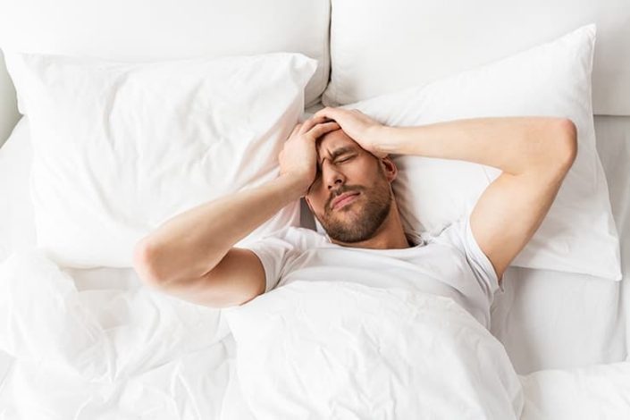 چرا صبح‌ها با سردرد بیدار می‌شویم؟ علل و راهکارها