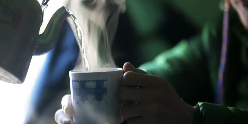 از رفلاکس تا سرطان مری؛ ۶ خطر پنهان در لیوان چای روزانه شما