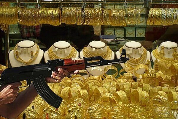 لحظه ورود سارقان مسلح به یک طلافروشی با لباس زنانه+ ویدئو