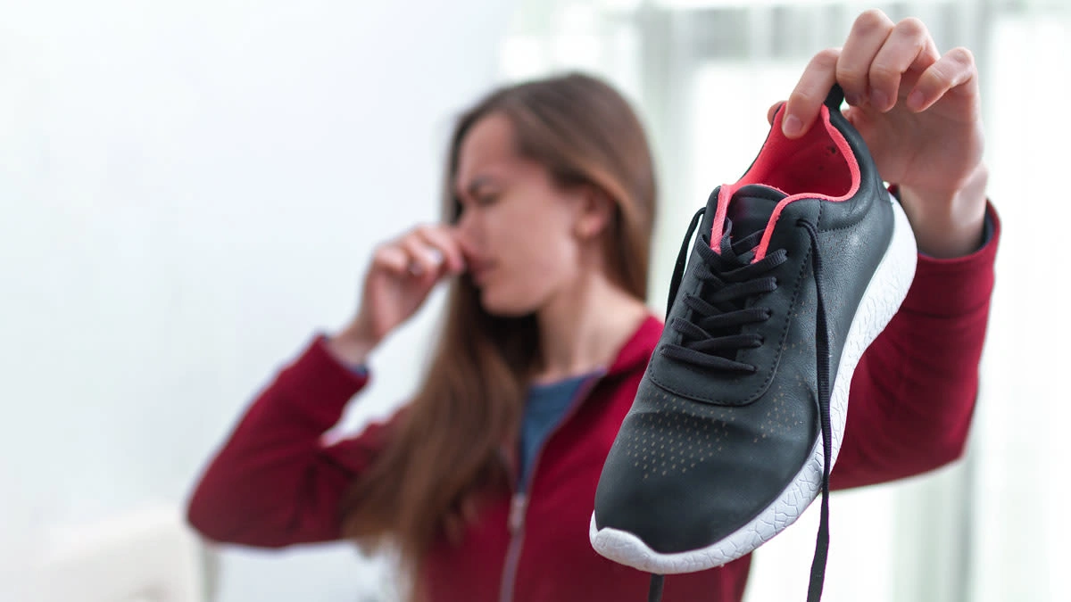 چطور از شر بوی بد کفش را از بین ببریم؟+ ۱۳ روش ساده و کاربردی 6 چطور از شر بوی بد کفش را از بین ببریم؟+ ۱۳ روش ساده و کاربردی