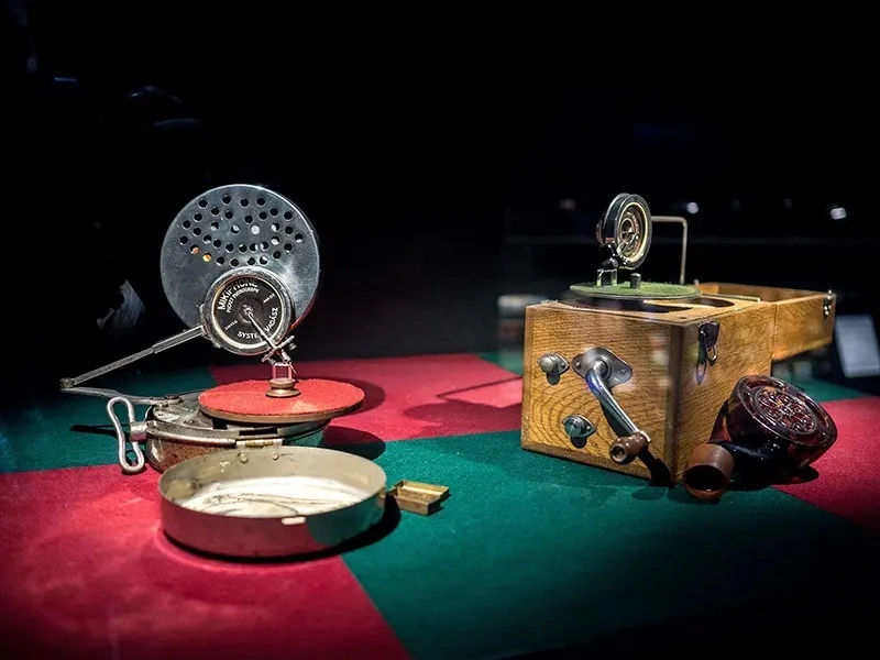 میکیفون، اولین گرامافون جیبی جهان سال‌ها قبل از واکمن+ عکس‌ها