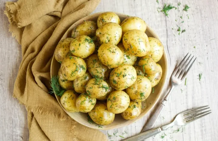 طرز تهیه سیب‌ زمینی لهستانی؛ یک پیش غذای لذیذ و ساده