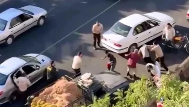 برخورد وحشیانه ماموران شهرداری قزوین با دستفروشان خیابانی+ ویدئو 6 برخورد وحشیانه ماموران شهرداری قزوین با دستفروشان خیابانی+ ویدئو