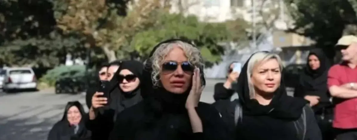 اشکهای شراره رخام هنگام نماز جنازه امید جهان+ ویدئو 1 نماز خواندن و گریه شراره رخام در مراسم تشییع جنازه امید جهان+ ویدئو