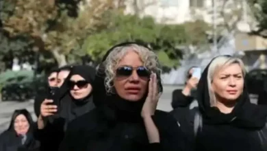 اشکهای شراره رخام هنگام نماز جنازه امید جهان+ ویدئو 9 نماز خواندن و گریه شراره رخام در مراسم تشییع جنازه امید جهان+ ویدئو