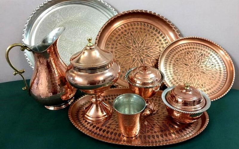 به این علت استفاده از ظروف مسی را به حداقل برسانید 2 باوجودی که این تصور عمده در میان عموم مردم وجود دارد که استفاده از ظروف مسی میتواند باعث تأمین مس و آهن مورد نیاز بدن شود و اثر درمانی و فواید سلامتی دارد، اما ممکن است این ادعا چندان درست نباشد.