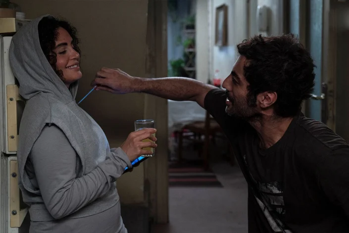 مرد عینکی صدرنشین گیشه‌؛ گوزن‌های اتوبان اکران شد