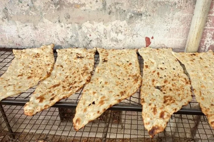 با تراول ۵۰ تومانی تنها میشود دو نان سنگک خرید! 1 با تراول ۵۰ تومانی میشه دوتا نون سنگک خرید!