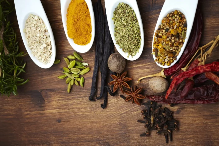 ۵ ادویه‌ و گیاه با خواص شگفت‌انگیز برای رفع مشکلات گوارشی