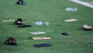 ماجرای پرتاب آیفون تماشاگران اماراتی در زمین فوتبال 7 ماجرای پرتاب آیفون تماشاگران اماراتی در زمین فوتبال