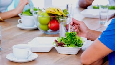 چرا نوشیدن آب یخ بعد از غذا برای معده مضر است؟ 8 چرا نوشیدن آب یخ بعد از غذا برای معده مضر است؟