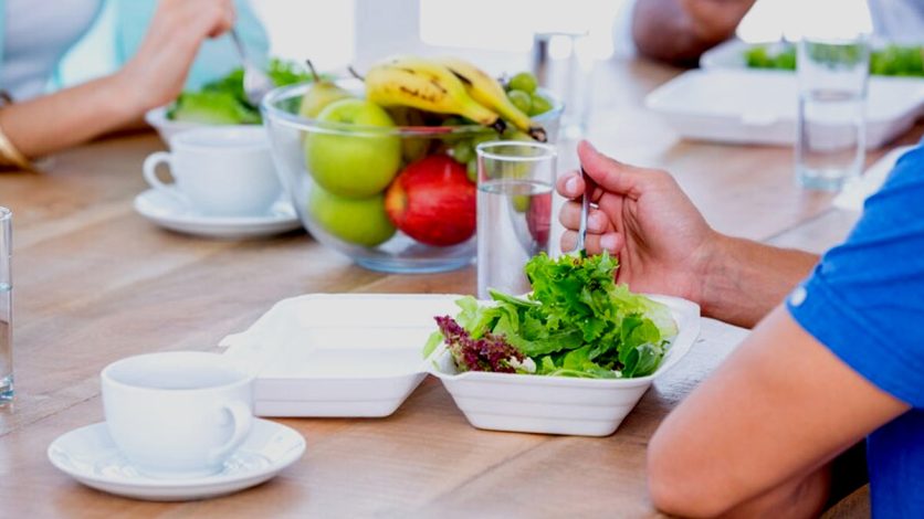 چرا نوشیدن آب یخ بعد از غذا برای معده مضر است؟