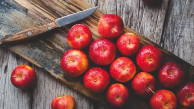 ده فایده شگفتانگیز سیب برای بدن و ذهن 6 با خوردن این میوهها مشکل نفخ و یبوست را برطرف کنید