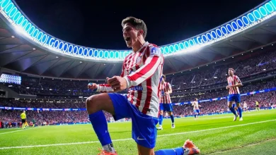 خلاصه بازی اتلتیکو مادرید 5-1 آینتراخت فرانکفورت؛ تیم سیمئونه ترسناک میشود 4 خلاصه بازی اتلتیکو مادرید 5-1 آینتراخت فرانکفورت؛ تیم سیمئونه ترسناک میشود آینتراخت فرانکفورت که در هفته گذشته لیگ قهرمانان اروپا با ۵ گل گالاتاسرای را در هم کوبیده بود، در هفته دوم اسیر قدرت تیم سرحال اتلتیکو مادرید شد. پس از زدن ۵ گل به رئال مادرید، اتلتی آینتراخت فرانکفورت را هم با ۵ گل بدرقه کرد، آنهم پس از شروع ضعیف فصل در هر دو تورنمنت! همچنین تماشا کنید: خلاصه بازی اتلتیکو مادرید ۵-۲ رئال مادرید؛ غولکشها برگشتند در جریان دیداری از هفته دوم لیگ قهرمانان اروپا، اتلتیکو مادرید در استادیوم ریاض ایر متروپولیتانو میزبان آینتراخت فرانکفورت بود. این بازی سرانجام با نتیجه ۱-۵ بهسود اتلتی تمام شد اطلاعات مسابقه اتلتیکو مادرید و آینتراخت فرانکفورت بستر برگزاری: هفته دوم لیگ قهرمانان اروپا - فصل ۲۶-۲۰۲۵ تاریخ برگزاری: سهشنبه، ۸ مهر 1404 (۳۰ سپتامبر ۲۰۲۵) ساعت برگزاری: ۲۲:۳۰ به وقت تهران مکان برگزاری: ورزشگاه ریاض ایر متروپولیتانو (مادرید، اسپانیا) داور: اسلاوکو وینچیچ (اسلوونی) گلزنان اتلتیکو مادرید: جاکومو راسپادوری (۴)، رابین لونورمان (۳۳)، آنتوان گریزمان (۱+۴۵)، جیووانی سیمئونه (۷۰) و خولیان آلوارز (۸۲ «پنالتی») گلزن آینتراخت فرانکفورت: یوناتان بورکارت (۵۷) منبع: طرفداری