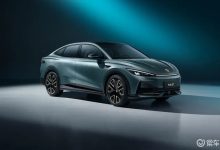 شرکت ماموت خودرو شرایط فروش کراس اوور برقی اسپرت خود را ویژه بهمن ماه ۱۴۰۴ اعلام کرد. در شرایط فروش ماموت خودرو کراس اوور برقی اسپرت فولکس واگن ID.UNYX تیپ اولترا به صورت فروش فوق العاده عرضه می شود. موعد تحویل در نظر گرفته شده در بخشنامه فروش ای دی یونیکس پیور در بهمن ماه ۹۰ روزه است. قیمت که ماموت خودرو برای این کراس اوور برقی در نظر گرفته به صورت قطعی ۶,۱۵۰,۰۰۰,۰۰۰ تومان است. نام خودرو شرکت عرضه کننده نوع فروش قیمت قدیم (تومان) قیمت بهمن (تومان) فولکس واگن ID.UNYX تیپ اولترا ماموت خودرو فوق العاده ۵,۳۱۵,۰۰۰,۰۰۰ ۶,۱۵۰,۰۰۰,۰۰۰ متقاضیان می توانند از ساعت ۱۰ روز یکشنبه ۱۹ بهمن ماه تا ساعت ۱۷ همان روز با مراجعه به نمایندگی های ماموت خودرو نسبت به ثبت نام اقدام نمایند.