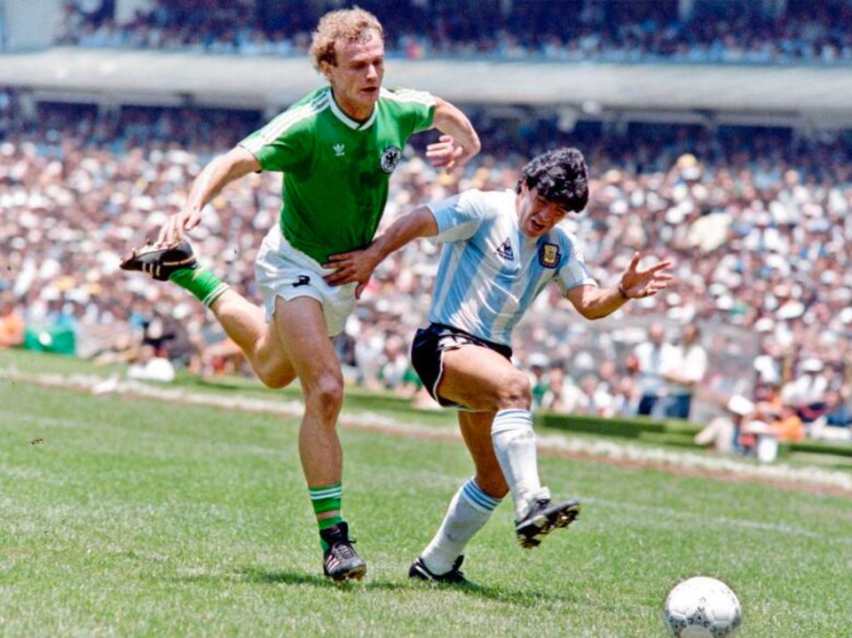 فصل ضربات کاشته: آیا عصر گواردیولا به پایان رسیده است؟ 2 هانس-پیتر بریگل، بازیکن آلمان غربی در تعقیب مارادونا